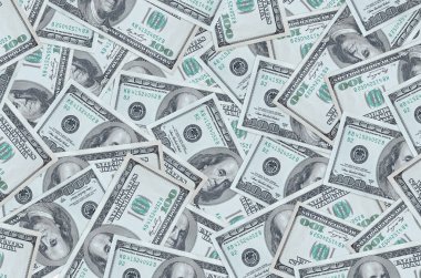 100 dolarlık banknotlar büyük yığın halinde duruyor. Zengin yaşam kavramsal geçmişi. Büyük miktarda para.