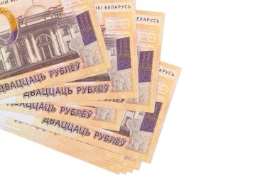 20 Belorus rublesi banknotları küçük gruplar halinde ya da beyaza izole edilmiş paketler halinde bulunur. Kopyalama alanı olan bir model. İş ve para değişimi kavramı