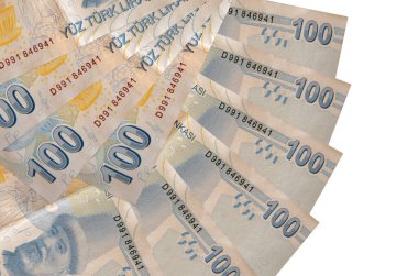 100 Türk lirası banknotlar beyaz zemin üzerinde izole edilmiş, fotokopi alanı ise fan şeklinde dizilmiş. Finansal işlemler kavramı