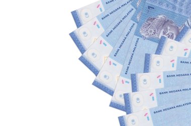 1 Malezya ringgit banknotları beyaz arka planda kopya alanı ile izole edilmiş yatar. Zengin yaşam kavramsal geçmişi. Büyük miktarda ulusal para birimi zenginliği