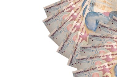 100 Türk lirası, beyaz zemin üzerinde fotokopi alanı ile izole bir şekilde duruyor. Zengin yaşam kavramsal geçmişi. Büyük miktarda ulusal para birimi zenginliği