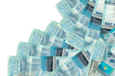 500 Kazakistan tenge gagası beyaza izole edilmiş farklı bir sırayla yatar. Yerel bankacılık ya da para kazanma konsepti. İş arkaplanı afişi