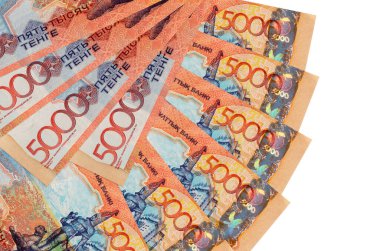 5000 Kazakistan tenge banknotu beyaz arka planda izole edilmiş ve fanı yakın konuma yerleştirilmiş. Finansal işlemler kavramı