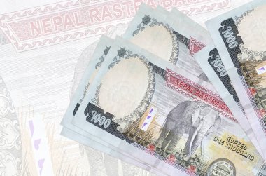 1000 Nepal rupi banknotları büyük yarı şeffaf banknotların arka planında duruyor. Ulusal para biriminin soyut sunumu. İş konsepti