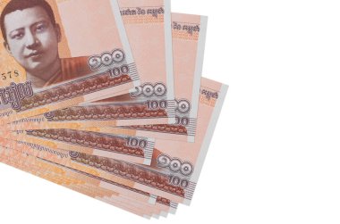 100 Kamboçyalı isyan senedi küçük gruplar halinde ya da beyazlar üzerine izole edilmiş paketler halinde yatar. Kopyalama alanı olan bir model. İş ve para değişimi kavramı