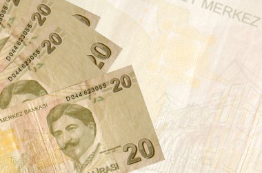 Büyük yarı şeffaf banknotun arka planında 20 Türk lirası duruyor. Kopyalama alanı olan soyut iş arkaplanı