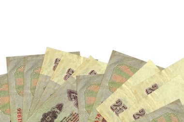 Ekranın alt tarafında 25 Rus rublesi banknotu var. Beyaz arka planda izole edilmiş ve fotokopi alanı var. Paralı iş kavramları için arkaplan afişi şablonu