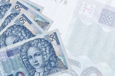 Büyük yarı şeffaf banknotun arka planında 50 Hırvat kuna faturası duruyor. Kopyalama alanı olan soyut iş arkaplanı