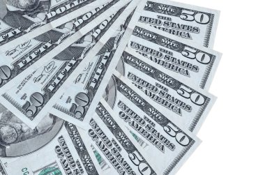 50 dolarlık banknotlar beyaz arka planda izole edilmiş, fotokopi alanı da yakın planda tutuluyor. Finansal işlemler kavramı