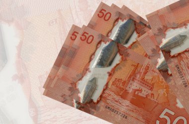 50 Kanada Doları büyük yarı şeffaf banknotların arka planında duruyor. Ulusal para biriminin soyut sunumu. İş konsepti