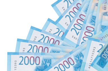 2000 Rus rublesi banknotları beyaza izole edilmiş farklı bir sırayla yatar. Yerel bankacılık ya da para kazanma konsepti. İş arkaplanı afişi