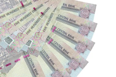 500 BAE dirhem banknotları beyaz arka planda izole edilmiş ve fanı yakın konuma yerleştirilmiş. Finansal işlemler kavramı