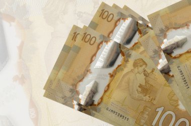 100 Kanada doları banknotları büyük yarı şeffaf banknotların arka planında duruyor. Ulusal para biriminin soyut sunumu. İş konsepti