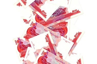500 Kamboçyalı isyan senedi beyazlar üzerinde izole edilmiş olarak geliyor. Birçok banknot sol ve sağ tarafta beyaz kopya alanı ile düşüyor