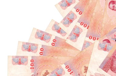 100 Tayland Baht banknotu beyaza izole edilmiş farklı bir sırayla yatar. Yerel bankacılık ya da para kazanma konsepti. İş arkaplanı afişi