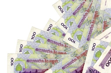 100 Kamboçyalı isyan yasası beyaza izole edilmiş farklı bir sırayla yatıyor. Yerel bankacılık ya da para kazanma konsepti. İş arkaplanı afişi