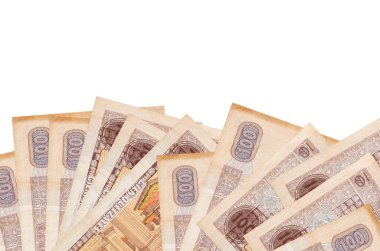 100 Guatemalalı quetzales banknotu ekranın alt tarafında, beyaz arka planda, kopyalama alanı ile izole bir şekilde duruyor. Paralı iş kavramları için arkaplan afişi şablonu