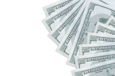 100 Amerikan doları banknotlar beyaz arka planda fotokopi alanı ile izole bir şekilde duruyor. Zengin yaşam kavramsal geçmişi. Büyük miktarda ulusal para birimi zenginliği