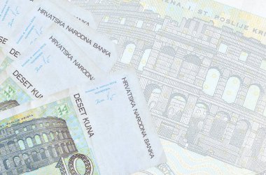 Büyük yarı şeffaf banknotun arka planında 10 Hırvat kuna faturası duruyor. Kopyalama alanı olan soyut iş arkaplanı