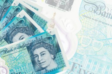 5 İngiliz sterlinli banknotlar büyük yarı şeffaf banknotların arkasında duruyor. Kopyalama alanı olan soyut iş arkaplanı