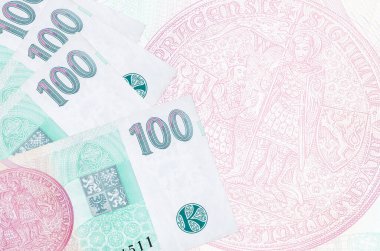 100 Çek korun banknotu büyük yarı şeffaf banknotun arka planında duruyor. Kopyalama alanı olan soyut iş arkaplanı