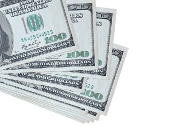 100 dolarlık banknotlar küçük gruplar halinde ya da beyaz paketler halinde uzanıyor. Kopyalama alanı olan bir model. İş ve para değişimi kavramı