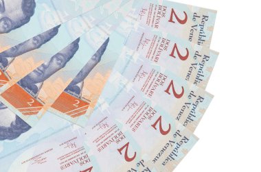 2 Venezuelalı Bolivar banknotu beyaz arka planda izole bir şekilde duruyor. Fan şeklinde fotokopi alanı da yakın planda. Finansal işlemler kavramı