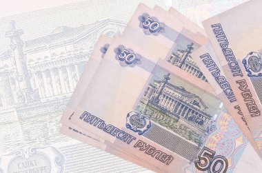 50 Rus Rublesi banknotları büyük yarı şeffaf banknotların arka planında duruyor. Ulusal para biriminin soyut sunumu. İş konsepti