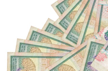 1000 Sri Lanka rupi banknotları beyaza izole edilmiş farklı bir sırayla yatar. Yerel bankacılık ya da para kazanma konsepti. İş arkaplanı afişi