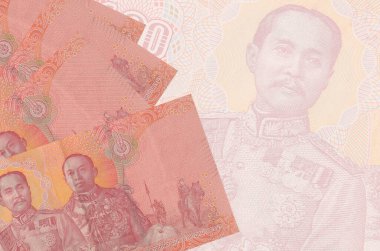 100 Tayland Baht faturası büyük yarı şeffaf banknotun arka planında duruyor. Kopyalama alanı olan soyut iş arkaplanı
