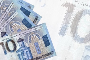 10 Belorus rublesi banknotları büyük yarı şeffaf banknotların arkasında duruyor. Kopyalama alanı olan soyut iş arkaplanı