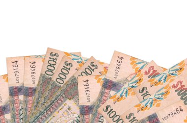 1000 Guyanese dolarlık banknotlar ekranın alt tarafında, beyaz arka planda, fotokopi alanı ile izole bir şekilde duruyor. Paralı iş kavramları için arkaplan afişi şablonu