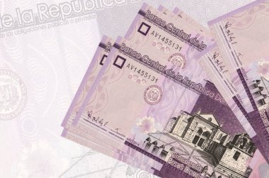 Yarı şeffaf banknotların arka planında 50 Dominik pezosu var. Ulusal para biriminin soyut sunumu. İş konsepti