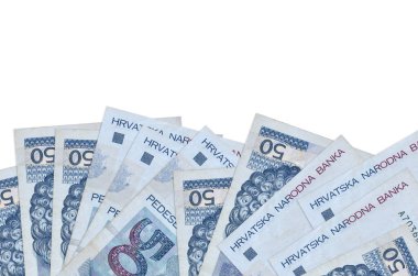 Ekranın alt tarafında, beyaz zemin üzerinde izole edilmiş ve kopya alanı olan 50 Hırvat kuna banknotu bulunuyor. Paralı iş kavramları için arkaplan afişi şablonu