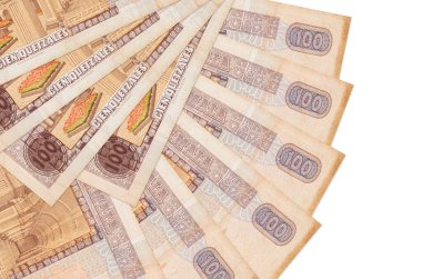 100 Guatemalalı quetzales banknotu beyaz arka planda izole bir şekilde duruyor ve fotokopi alanı da yakın planda. Finansal işlemler kavramı