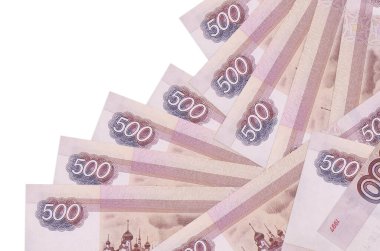 500 rusya rublesi banknotları beyaza izole edilmiş farklı bir sırayla yatar. Yerel bankacılık ya da para kazanma konsepti. İş arkaplanı afişi