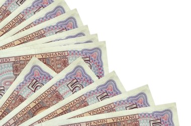 5 Çin yuanı banknotları beyaz arka planda izole bir şekilde duruyor. Fan kaplamasında da kopya alanı var. Maaş zamanı kavramı veya finansal işlemler