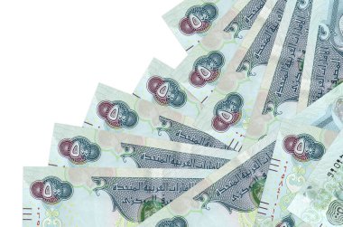 500 BAE Dirhams banknotu beyaza izole edilmiş farklı bir sırayla yatar. Yerel bankacılık ya da para kazanma konsepti. İş arkaplanı afişi