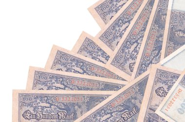 100 Reich markı banknotları beyaza izole edilmiş farklı bir sırayla yatar. Yerel bankacılık ya da para kazanma konsepti. İş arkaplanı afişi