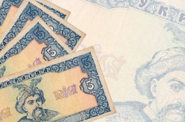 5 Ukrayna hrivniası faturası büyük yarı şeffaf banknotun arka planında duruyor. Kopyalama alanı olan soyut iş arkaplanı