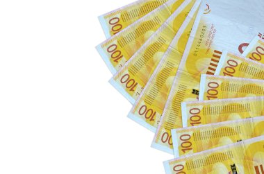 100 tane yeni İsrail şekeli banknot beyaz arka planda fotokopi alanı ile izole bir şekilde duruyor. Zengin yaşam kavramsal geçmişi. Büyük miktarda ulusal para birimi zenginliği