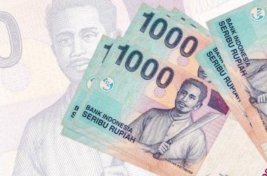 1000 Endonezya rupiası banknotları büyük yarı şeffaf banknotların arka planında duruyor. Ulusal para biriminin soyut sunumu. İş konsepti