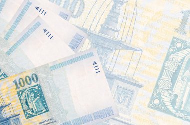 1000 Macar forint banknotu, büyük yarı şeffaf banknotun arka planında duruyor. Kopyalama alanı olan soyut iş arkaplanı