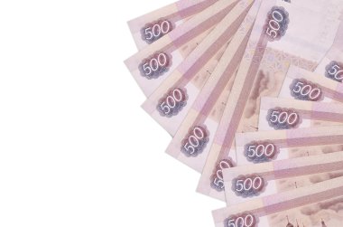 500 rusya rublesi banknotları beyaz arka planda fotokopi alanı ile izole bir şekilde duruyor. Zengin yaşam kavramsal geçmişi. Büyük miktarda ulusal para birimi zenginliği