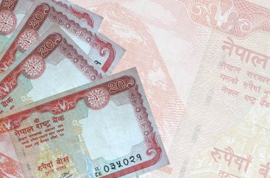 20 Nepal Rupisi banknotları büyük yarı şeffaf banknotların arka planında duruyor. Kopyalama alanı olan soyut iş arkaplanı