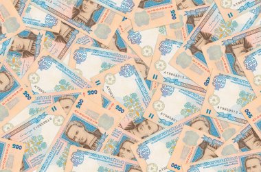200 Ukrayna hrivniası banknotları büyük yığının içinde yatıyor. Zengin yaşam kavramsal geçmişi. Büyük miktarda para.