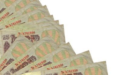 25 Rus Rublesi banknotları beyaz arka planda izole bir şekilde duruyor ve fotokopi alanı da pervaneye yakın duruyor. Maaş zamanı kavramı veya finansal işlemler