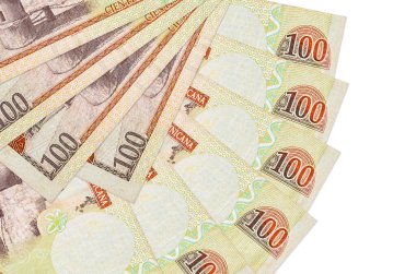 100 Dominik pezosu beyaz arka planda izole bir şekilde duruyor. Fan şeklinde fotokopi alanı da yakın planda. Finansal işlemler kavramı