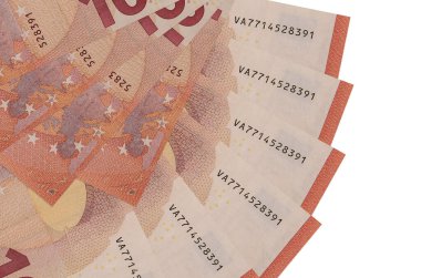 10 avroluk banknotlar beyaz arka planda izole edilmiş, fotokopi alanı da yakın planda. Finansal işlemler kavramı