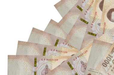 1000 Tayland baht banknotu beyaza izole edilmiş farklı bir sırayla yatar. Yerel bankacılık ya da para kazanma konsepti. İş arkaplanı afişi
